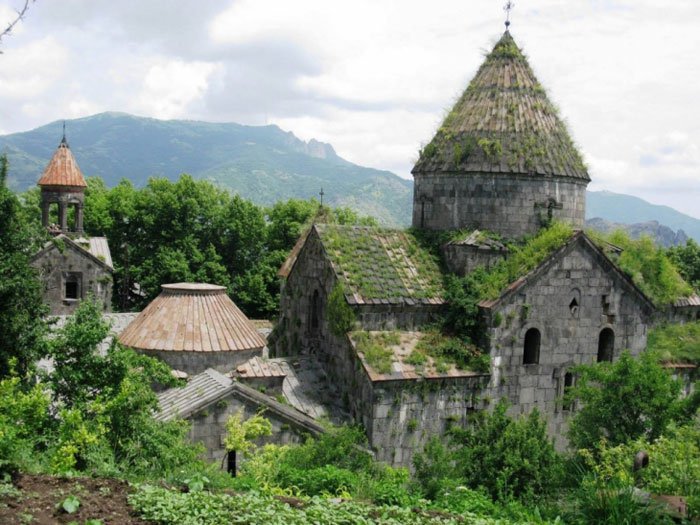 Tu viện Sanahin - Di sản văn hóa thế giới tại Armenia: Sanahin là 1 làng ở phía bắc vùng Lorri của Armenia, ngày nay địa điểm này được coi là 1 phần của thành phố Alaverdi. Sanahin được nối với trung tâm thành phố bằng một đường dây cáp treo. Đường dây cáp treo này là đường cáp treo dốc nhất trong khu vực Liên bang Xô Viết cũ.